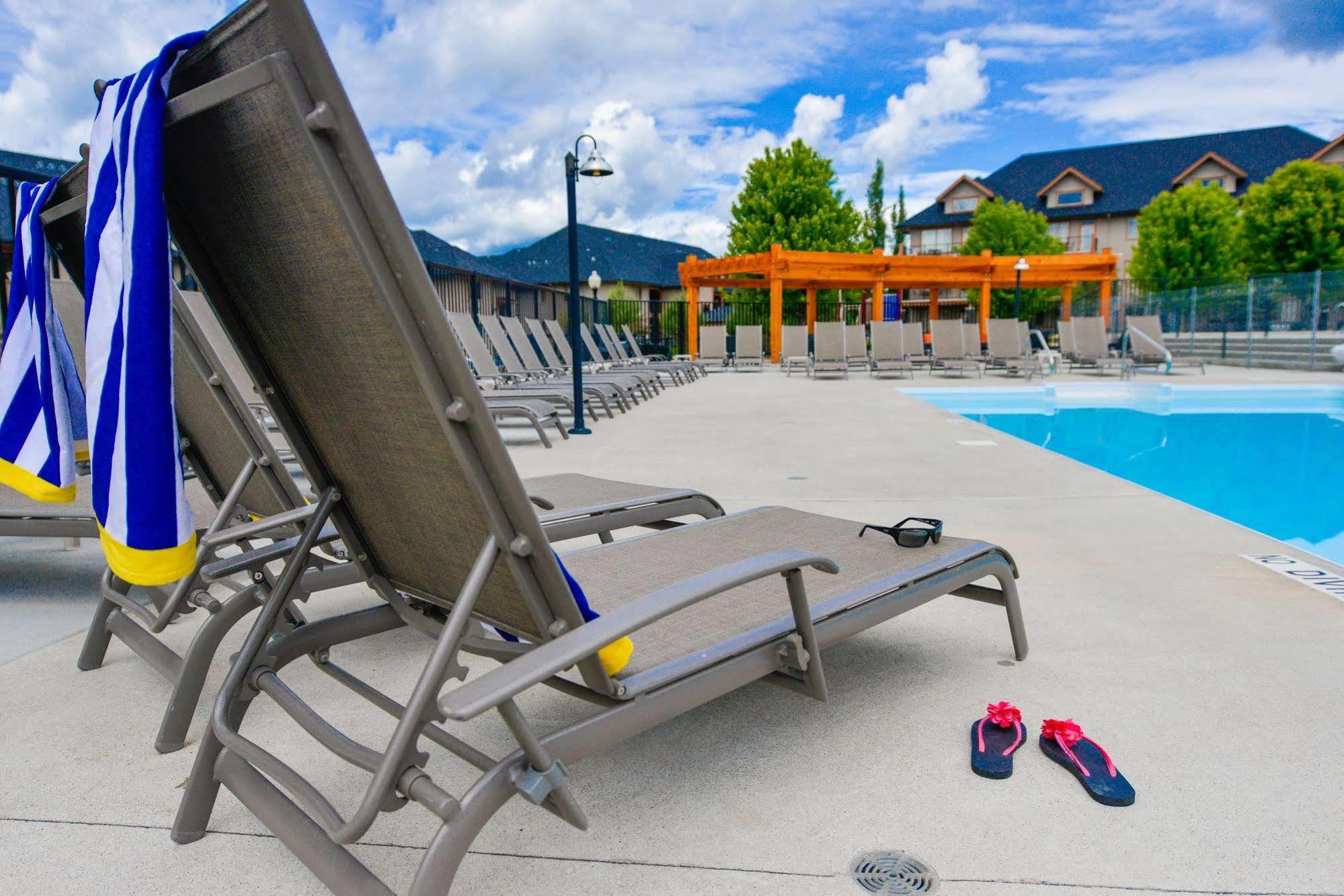 Bighorn Meadows Resort Radium Hot Springs Exterior photo